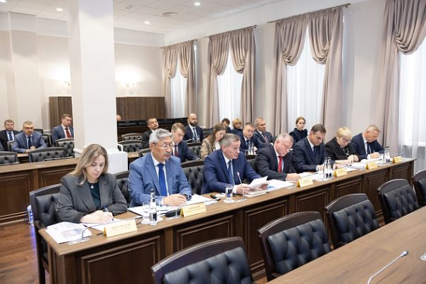 Вовлечение жителей, подготовка кадров, создание инфраструктуры: Андрей Бочаров поставил задачи по развитию физкультуры и спорта
