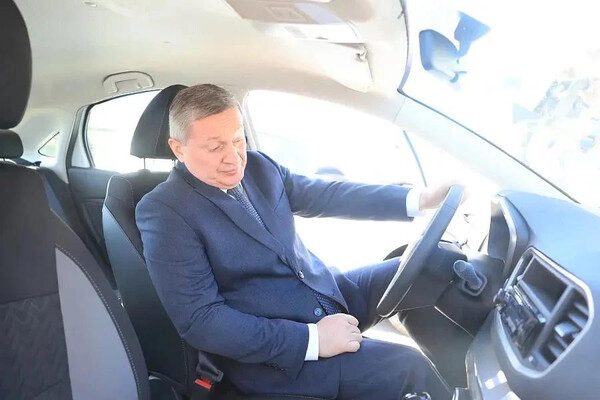 Губернатор Андрей Бочаров передал автомобили волгоградским ветеранам